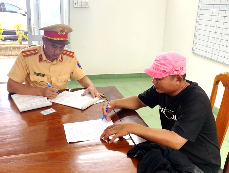 Từ tin báo của người dân, CSGT xử lý thuyền trường tàu du lịch chở quá số người quy định -0