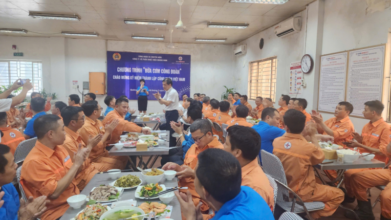 “Bữa cơm Công đoàn”  ấm lòng giữa ca làm việc -0