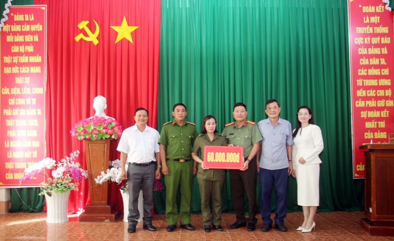 Văn phòng đại diện Báo CAND khu vực ĐBSCL trao kinh phí xây nhà tặng thành viên Tổ ANTT ở cơ sở -0