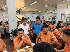 “Bữa cơm Công đoàn”  ấm lòng giữa ca làm việc -0