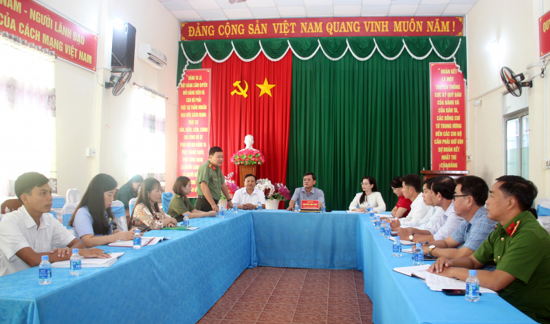 Văn phòng đại diện Báo CAND khu vực ĐBSCL trao kinh phí xây nhà tặng thành viên Tổ ANTT ở cơ sở -0