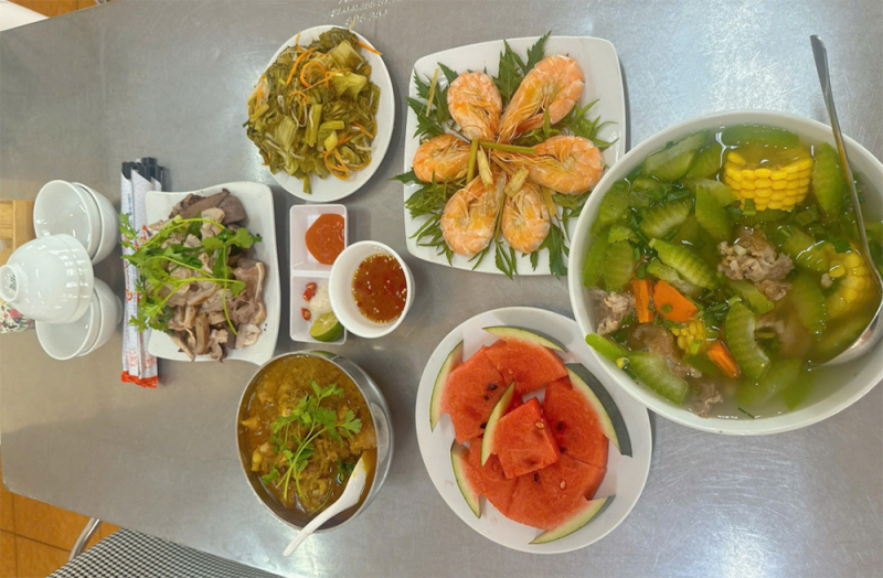 “Bữa cơm Công đoàn”  ấm lòng giữa ca làm việc -0