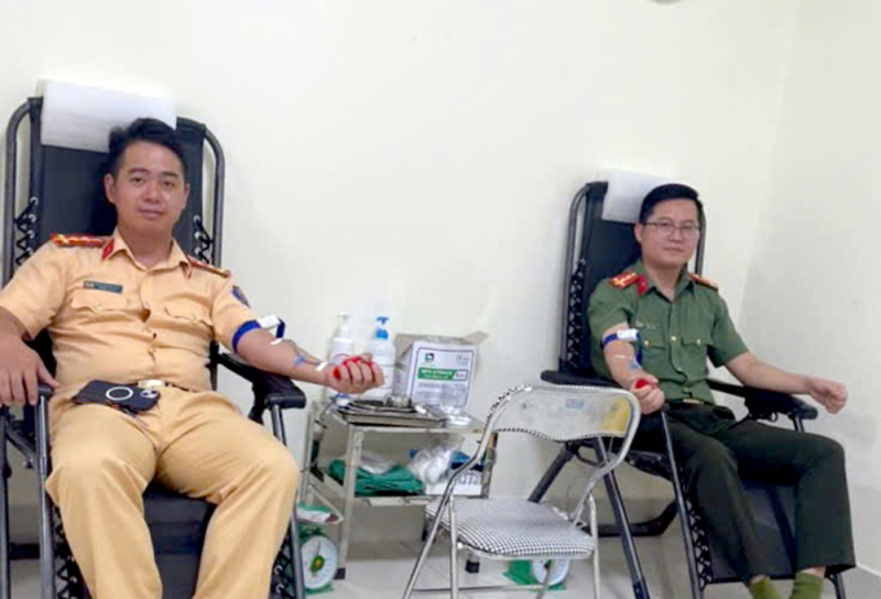 3 CBCS và Công nhân viên Công an Sơn La hiến máu cứu người -0