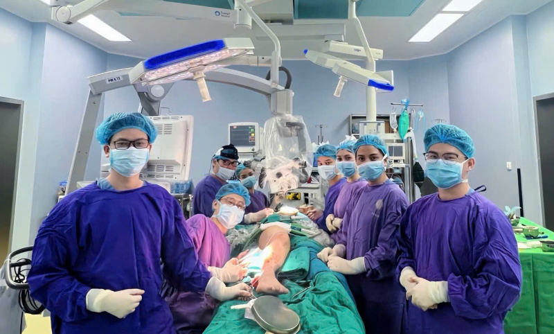 Phẫu thuật miễn phí cho thiếu nữ người dân tộc thoát khỏi khối u khổng lồ ở mặt -0
