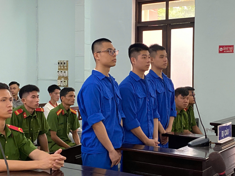 Rủ nhau vào bar “bay lắc”, 3 anh em ruột chia nhau hơn 21 năm tù -0