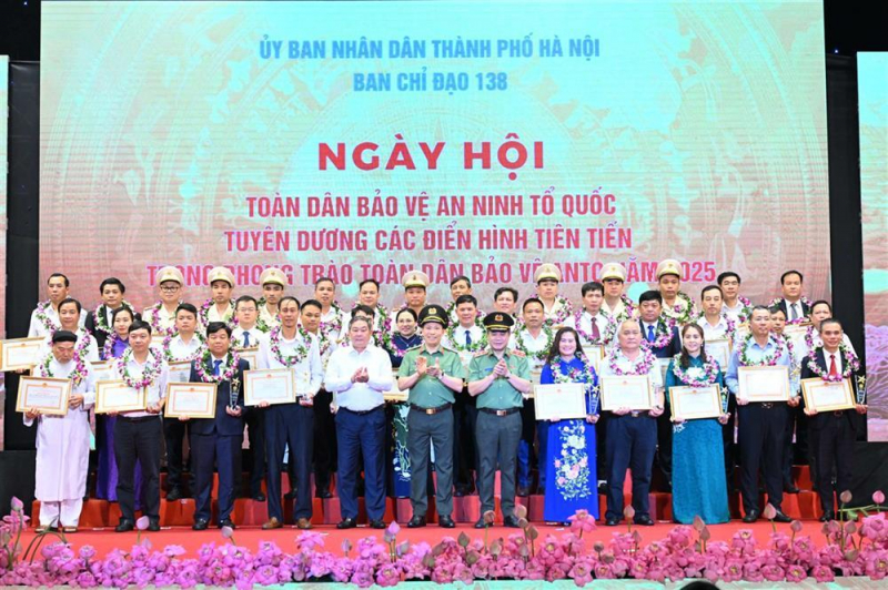 Deputy Minister Le Van Tuyen attends “All People Protecting National Security” Festival in Hanoi -0