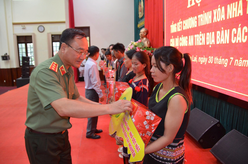 Bộ Công an bàn giao hơn 6.000 căn nhà cho hộ nghèo ở Tây Nguyên