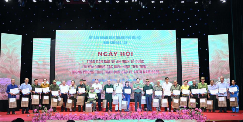 Deputy Minister Le Van Tuyen attends “All People Protecting National Security” Festival in Hanoi -0