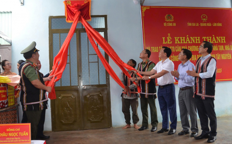 Bộ Công an bàn giao hơn 6.000 căn nhà cho hộ nghèo ở Tây Nguyên -0
