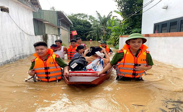 Công an tỉnh Nghệ An: Cùng dân trong tâm lũ -0