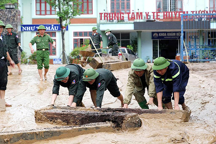 Công an tỉnh Nghệ An: Cùng dân trong tâm lũ -0