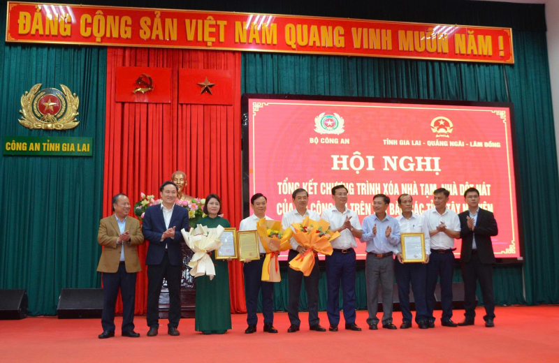 Bộ Công an bàn giao hơn 6.000 căn nhà cho hộ nghèo ở Tây Nguyên -0