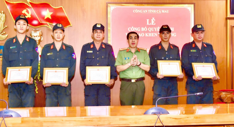 Khen thưởng cá nhân có thành tích xuất sắc đấu tranh, phòng chống tội phạm -0