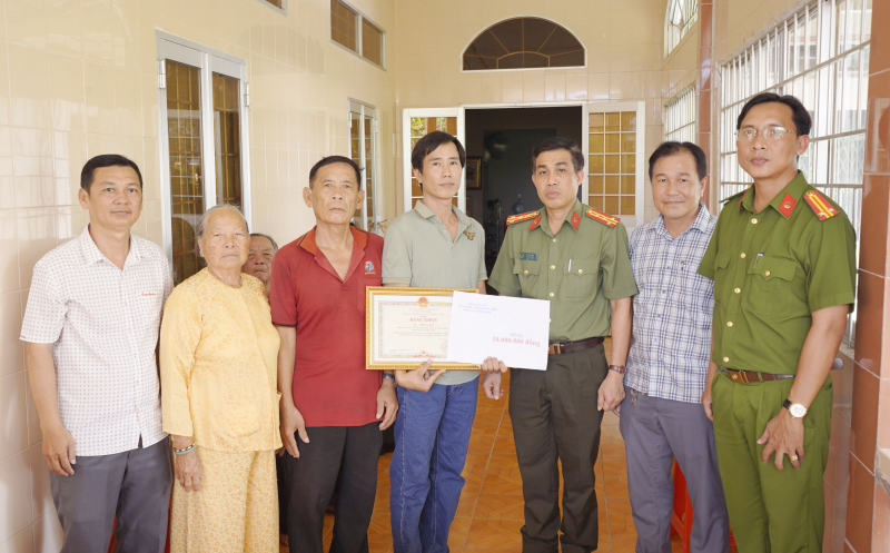 Khen thưởng cá nhân có thành tích xuất sắc đấu tranh, phòng chống tội phạm -0