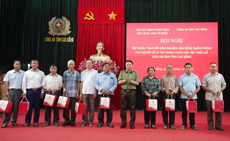 Phát huy vai trò người có uy tín trong đồng bào dân tộc thiểu số với công tác bảo đảm ANTT ở cơ sở -0