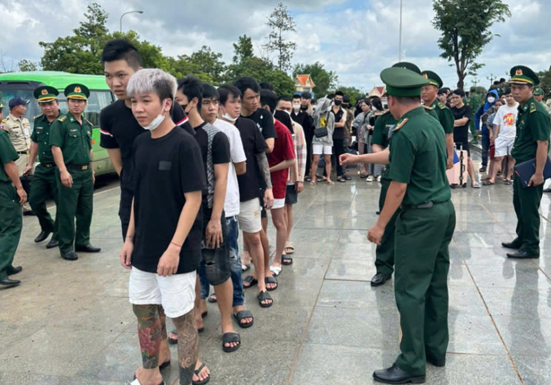 Bàn giao 85 công dân Việt Nam liên quan lừa đảo trực tuyến từ Campuchia -0