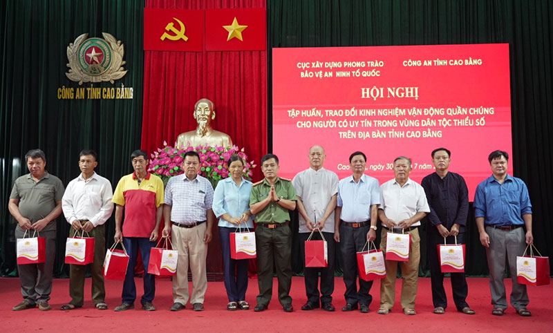 Phát huy vai trò người có uy tín trong đồng bào dân tộc thiểu số với công tác bảo đảm ANTT ở cơ sở -0