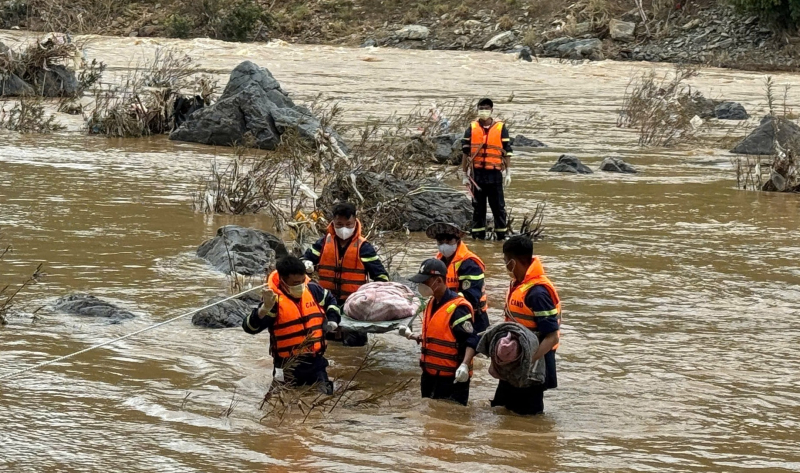 Lực lượng Công an Sơn La nỗ lực tìm kiếm nạn nhân mất tích trong vụ mưa lũ tại Sơn La -0