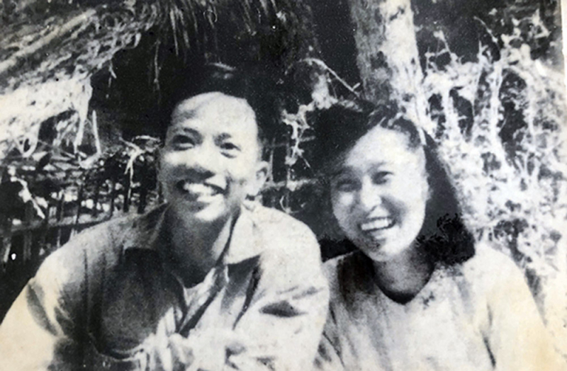2. nh-c si xuân oanh và v- là bà l- th- xuân uyên trong ngày cu-i - chi-n khu vi-t b-c.jpg -0