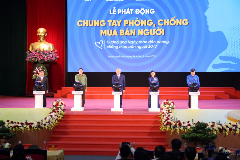 Tội phạm mua bán người có xu hướng chuyển dịch sang không gian mạng, sử dụng công nghệ cao để dụ dỗ nạn nhân -0