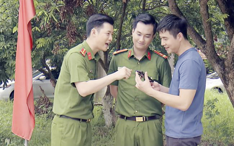 ba cán b- công an xã trong phim _ph- trong làng_.jpg -0