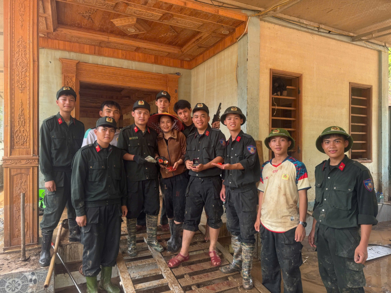 Dọn bùn sau lũ, Công an tỉnh Nghệ An tìm thấy tiền, vàng trả lại cho người dân -0