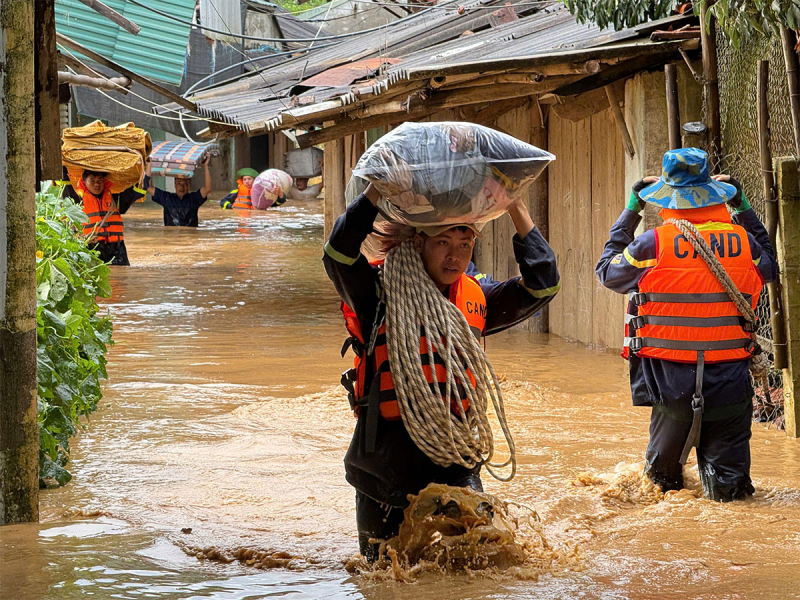 Nước lũ dâng cao Công an Sơn La oằn mình giúp dân -5