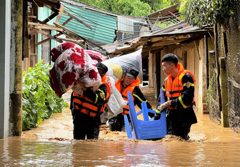 Nước lũ dâng cao Công an Sơn La oằn mình giúp dân -7
