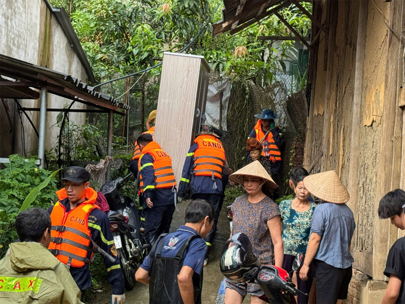 Nước lũ dâng cao Công an Sơn La oằn mình giúp dân -8