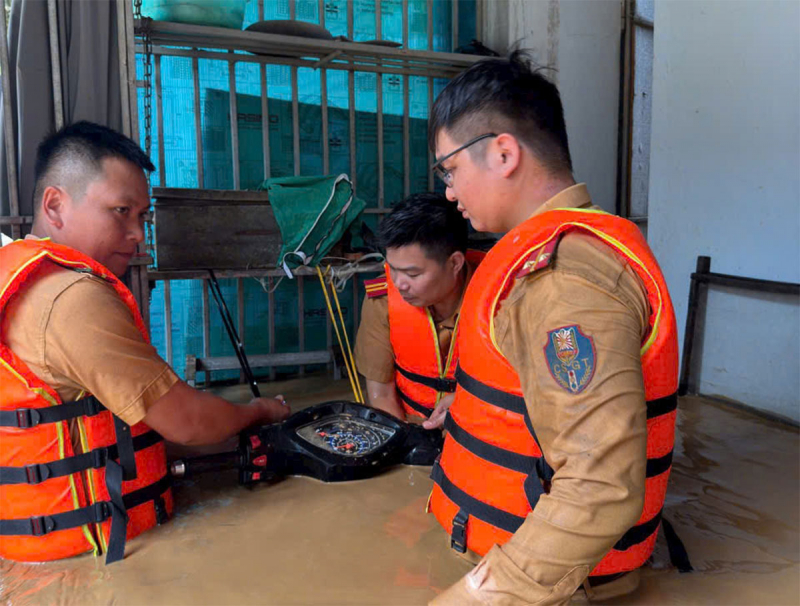 Nước lũ dâng cao Công an Sơn La oằn mình giúp dân -10