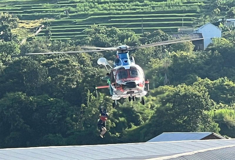 Nước lũ dâng cao Công an Sơn La oằn mình giúp dân -12