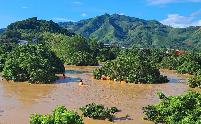 Công an Sơn La cứu thành công 6 người mắc kẹt giữa vùng lũ dữ -0