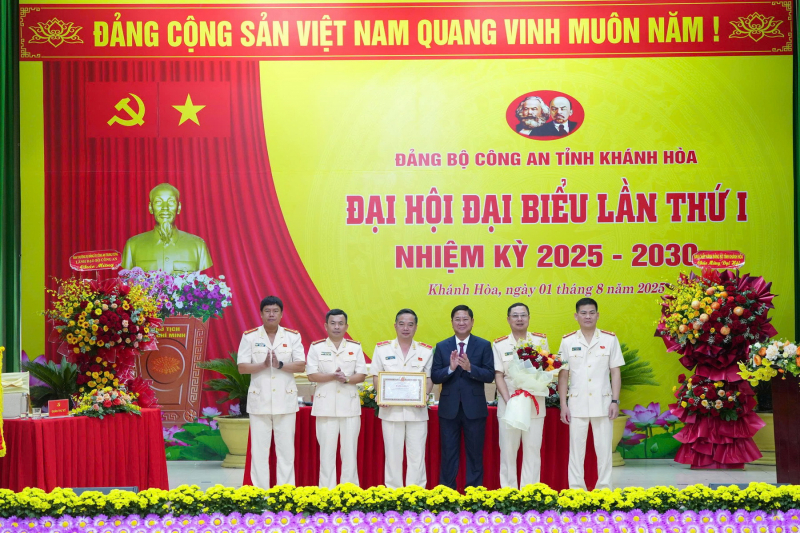 Thứ trưởng Lê Quốc Hùng dự Đại hội Đảng bộ Công an tỉnh Khánh Hòa lấn thứ nhất, nhiệm kỳ 2025-2030 -0