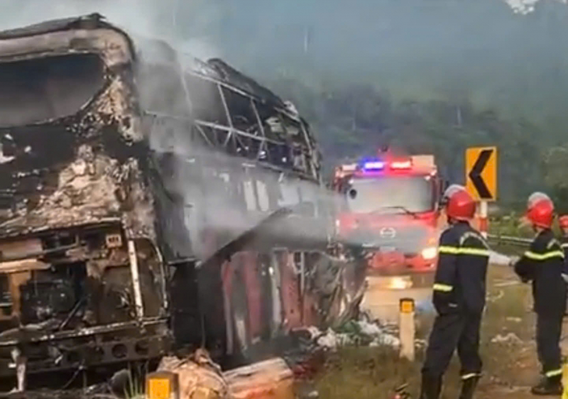 Passenger bus caught fire on highway while carrying 24 passengers -0