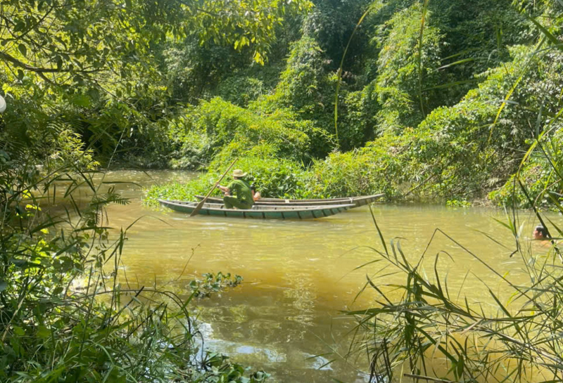 Bị la mắng vì nghiện điện thoại nghịch tử đâm mẹ ruột bị thương rồi tự vẫn -0