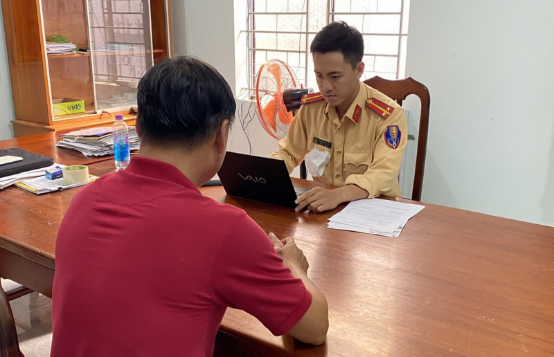 Từ clip người dân cung cấp, CSGT xử lý lái xe ô tô vượt ẩu tại một vòng cua trên đèo Khánh Lê -0
