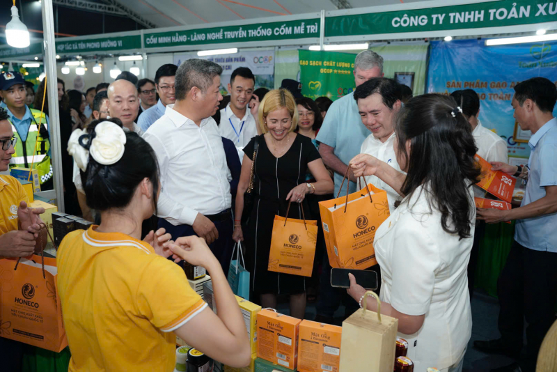 Khai mạc hội chợ sản phẩm OCOP xuất khẩu 2025 -2