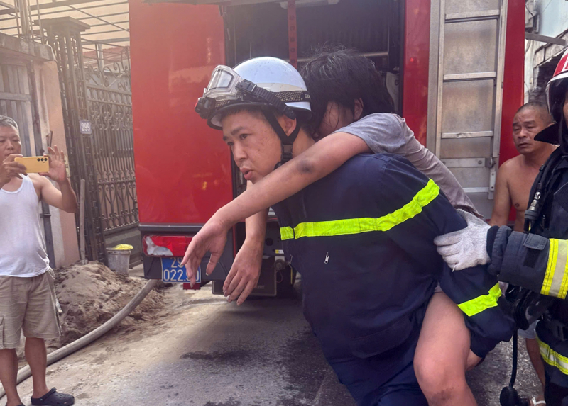 Cảnh sát PCCC kịp thời giải cứu 3 người mắc kẹt trong vụ hỏa hoạn tại phường Bồ Đề -0