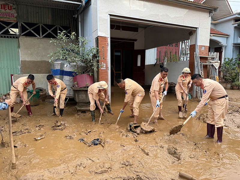 Khẩn trương giúp dân khắc phục hậu quả mưa lũ -0