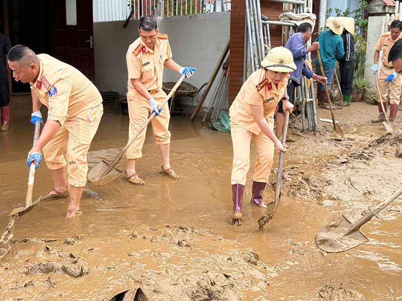 Khẩn trương giúp dân khắc phục hậu quả mưa lũ -2