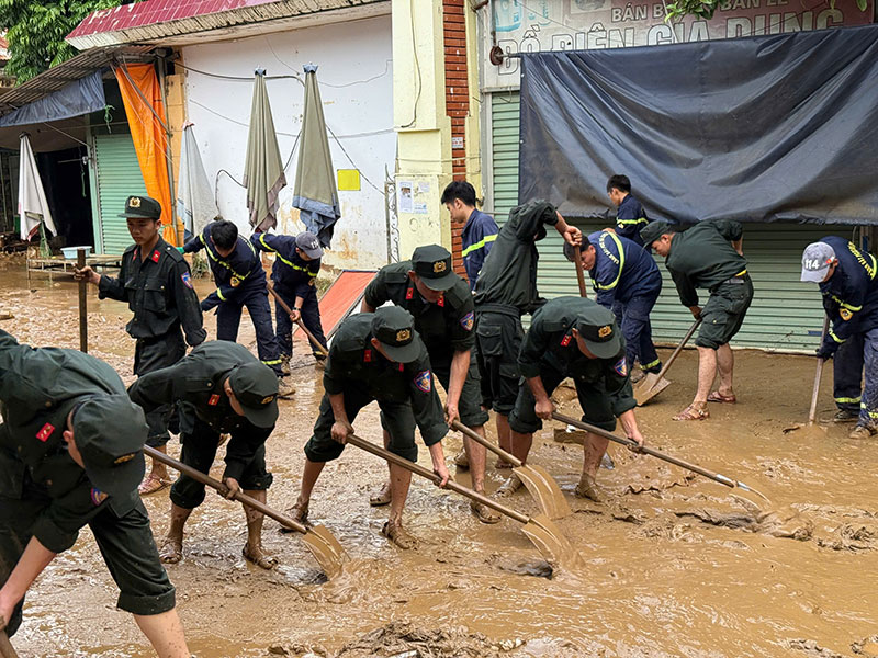 Khẩn trương giúp dân khắc phục hậu quả mưa lũ -3