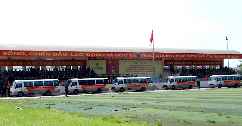 Tình cảm nồng ấm của Cảnh sát cơ động và tuổi trẻ Thủ đô chào đón hơn 800 CBCS A80 -0