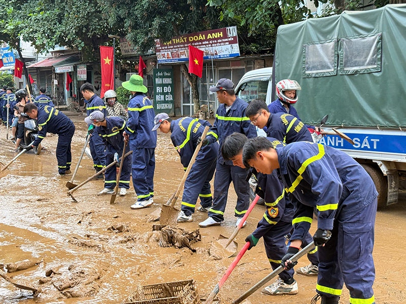 Khẩn trương giúp dân khắc phục hậu quả mưa lũ -5