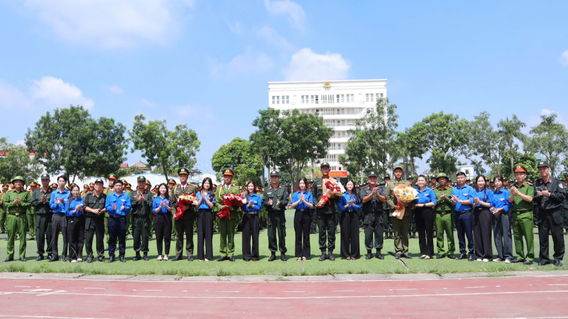 Tình cảm nồng ấm của Cảnh sát cơ động và tuổi trẻ Thủ đô chào đón hơn 800 CBCS A80 -0