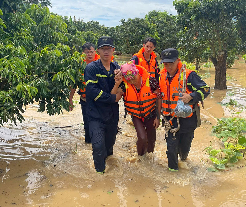 Khẩn trương giúp dân khắc phục hậu quả mưa lũ -6