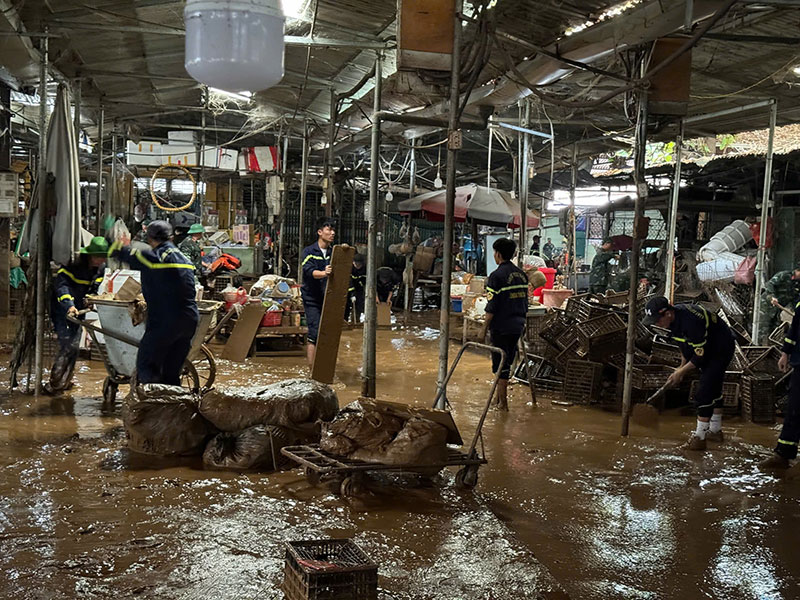 Khẩn trương giúp dân khắc phục hậu quả mưa lũ -7