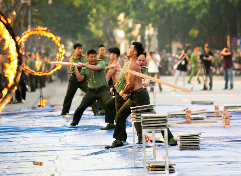 Lực lượng Cảnh vệ CAND biểu diễn bên bờ Hồ: Kịch tính, mãn nhãn, đầy phấn khích -0