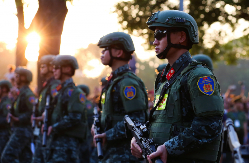 Lực lượng Cảnh vệ CAND biểu diễn bên bờ Hồ: Kịch tính, mãn nhãn, đầy phấn khích -2