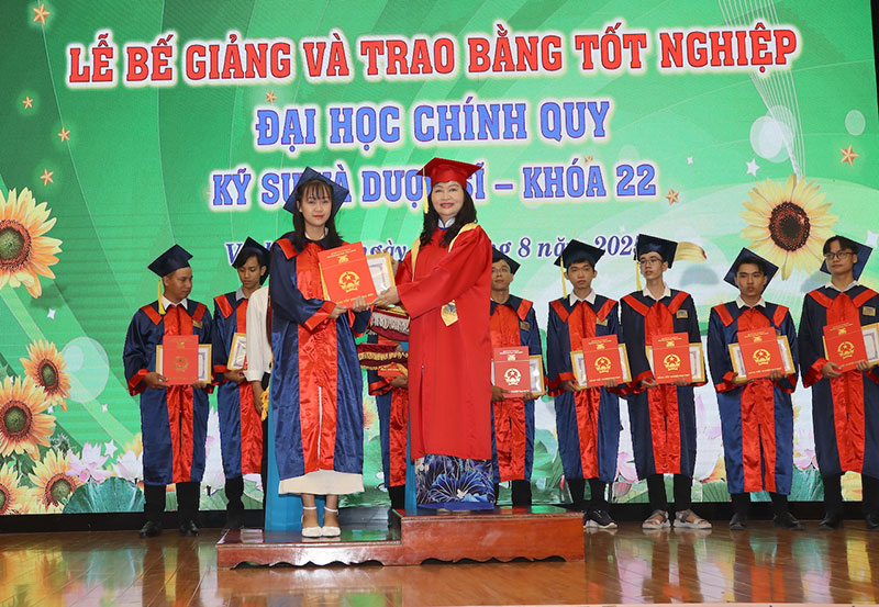 Trường Đại học Cửu Long trao bằng tốt nghiệp cho 227 tân kỹ sư, dược sĩ -1