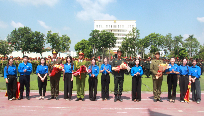 Tình cảm nồng ấm của Cảnh sát cơ động và tuổi trẻ Thủ đô chào đón hơn 800 CBCS A80 -1